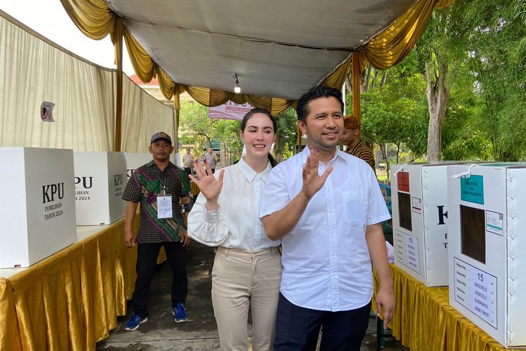 Calon Wakil Gubernur Jatim nomor urut 2, Emil Elestianto Dardak saat menuju ke TPS.