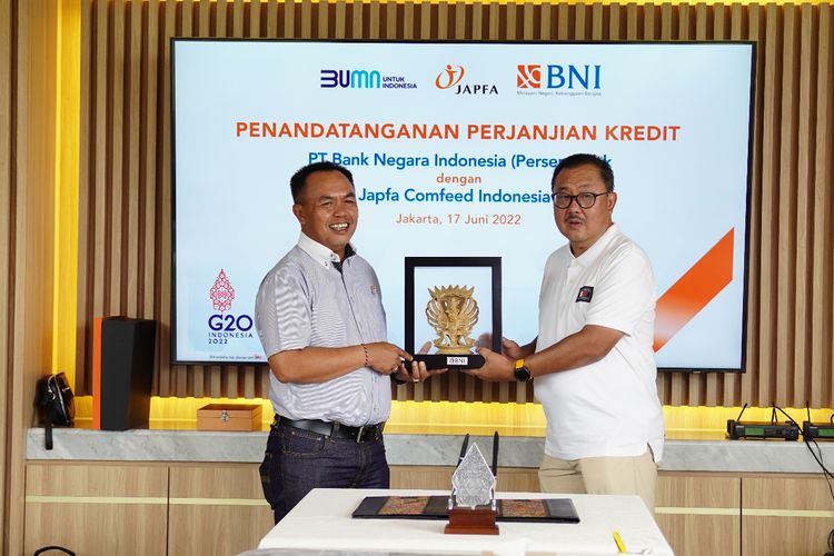 Penandatanganan kerja sama pembiayaan Sustainability-Linked Loan (SLL) senilai Rp1,42 triliun BNI dan Japfa Comfeed Indonesia.