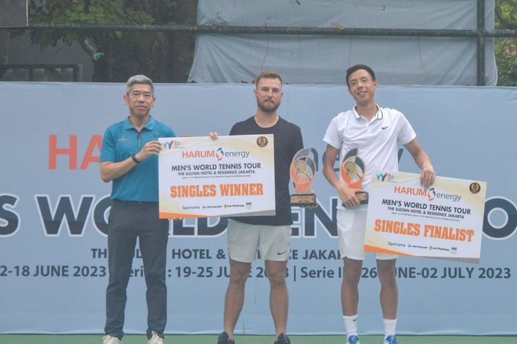 Petenis Indonesia, Justin Barki, menjadi runner up nomor tunggal seri pertama Harum Energy Men's World Tennis Tour di lapangan tenis The Sultan Hotel and Residence, Jakarta, Minggu (18/6/2023). 