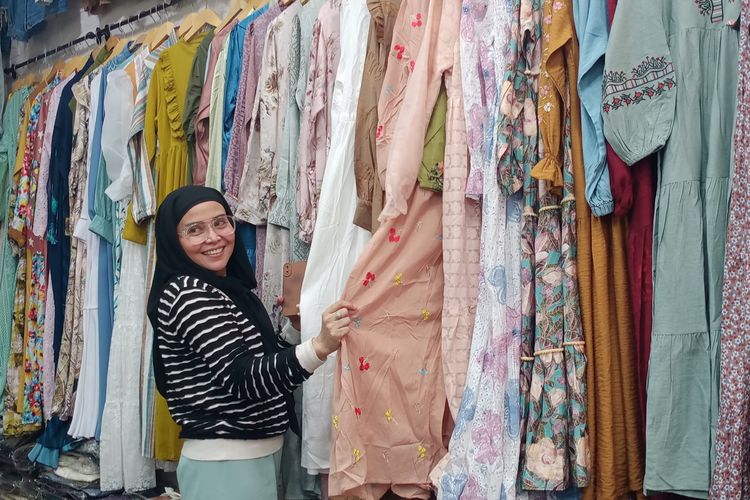 Salah satu pedagang pakaian di Pasar Besar Kota Malang yang mengeluhkan soal penurunan omzet karena tidak mampu bersaing dengan e-commerce. 