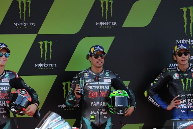 Pembalap Italia Petronas Yamaha SRT, Franco Morbidelli (tengah), posisi pertama, pembalap Prancis Petronas Yamaha SRT Fabio Quartararo (kiri), kedua dan pembalap Monster Energy Yamaha Valentino Rossi (kanan), ketiga, berpose setelah sesi kualifikasi MotoGP di Moto Grand. Prix de Catalunya di Circuit de Catalunya pada 26 September 2020 di Montmelo di pinggiran Barcelona.