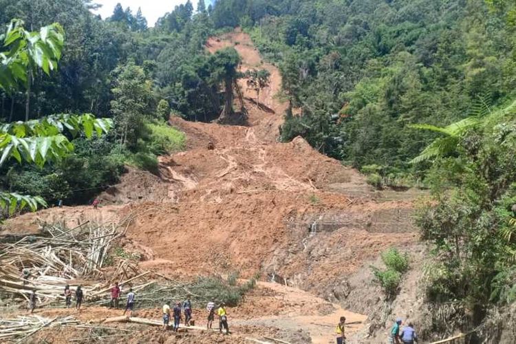 Bencana tanah longsor di Kampung Bottong, Dusun Putu, Lembang Randan Batu,  Kecamatan Makale Selatan, mengakibatkan 3 warga meninggal dunia dan 3 unit rumah rusak tertimbun material, Minggu (05/04/2020)