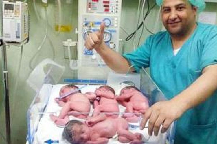 Dr Bassel Abuwarda mengunggah foto dirinya bersama bayi kembar empat yang dilahirkan seorang perempuan Palestina di RS Al-Shifa, Gaza, Jumat (1/8/2014).