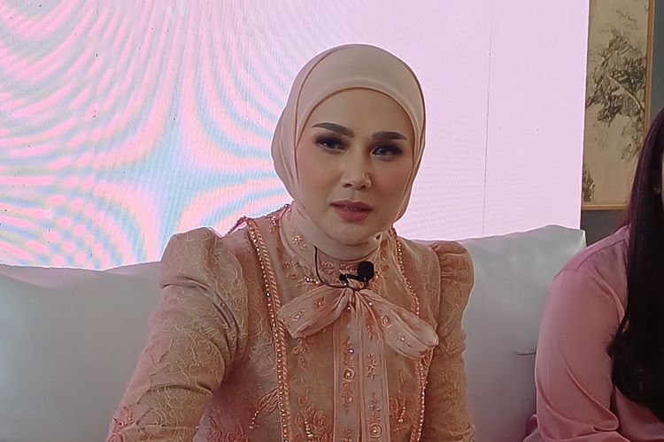 Penyanyi Mulan Jameela saat jumpa pers peluncuran bisnis minuman suplemen kolagen yang didirikannya, di daerah Ampera, Jakarta Selatan, Kamis (16/11/2023).