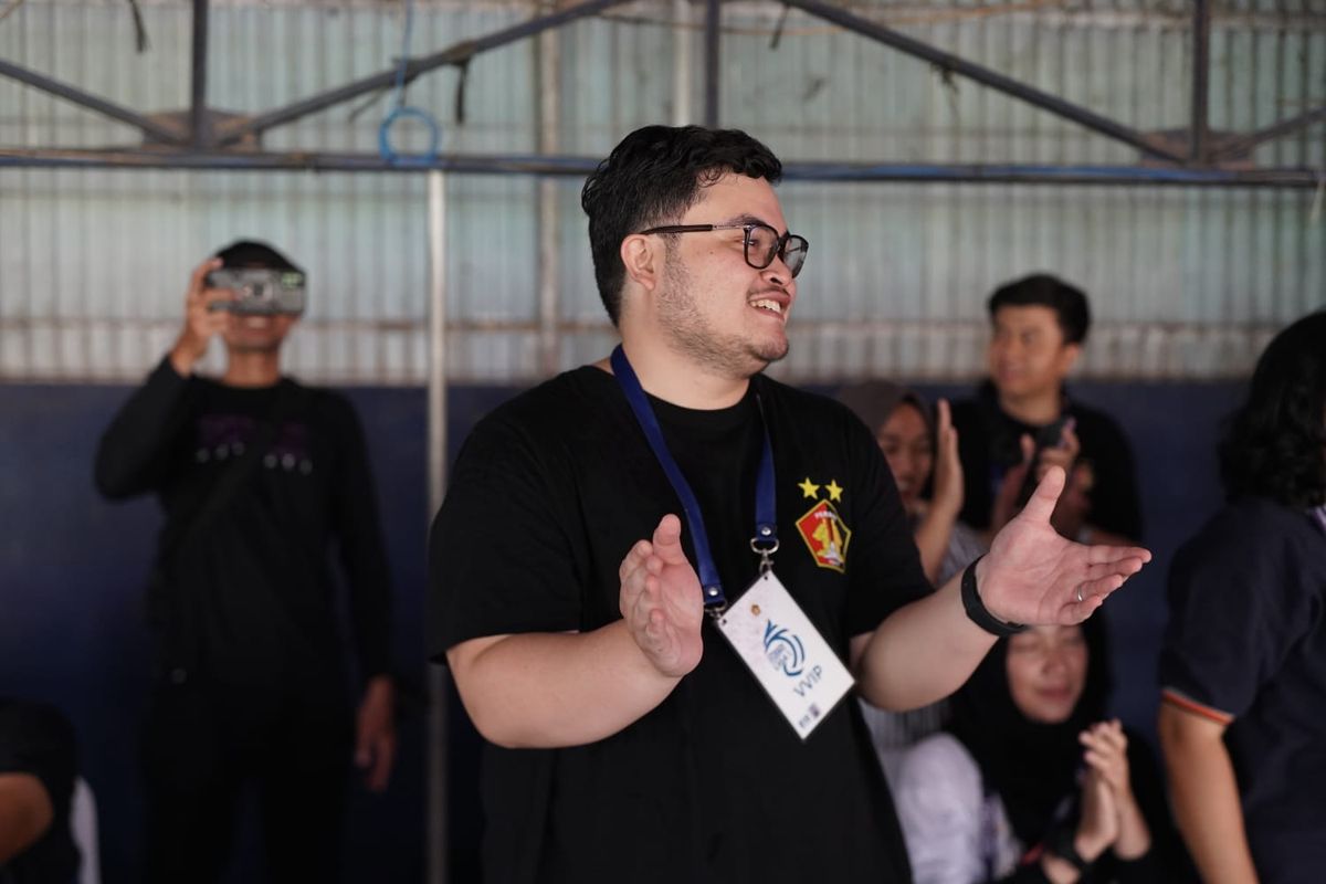 Bupati Kediri sekaligus Dewan Pembina Persik Kediri Hanindhito Himawan Pramana saat menonton laga pertandingan Persik melawan Persebaya di Stadion Brawijaya
