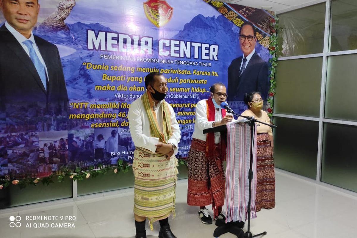 Kepala Dinas Pekerjaan Umum dan Penataan Ruang (PUPR) NTT Maxi Nenabu (tengah) didampingi Kepala Biro Humas Setda NTT Marius Ardu Jelamu (kiri), saat memberikan keterangan pers kepada wartawan di Ruang Media Center, Kantor Gubernur, Selasa (1/9/2020).