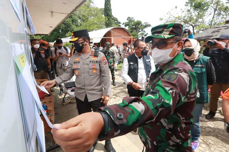 Irjen Pol Nico Afinta Beserta Jajaran Forkopimda Jatim Saat Meninjau Lokasi Kejadian Bencana Banjir Bandang di Kota Batu, Jumat (5/11/2021).