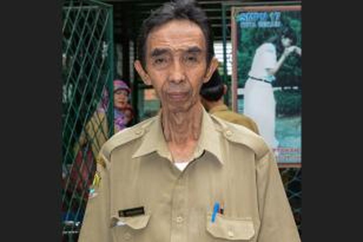 Pada 1976 dia diminta menyediakan alat musik angklung oleh SMPN 6 Bekasi, yang saat itu bernama SMP 1 Pondok Gede. Karena di sekolah itu tidak ada guru kesenian, Maman lalu ditawari menjadi guru di sekolah itu.
