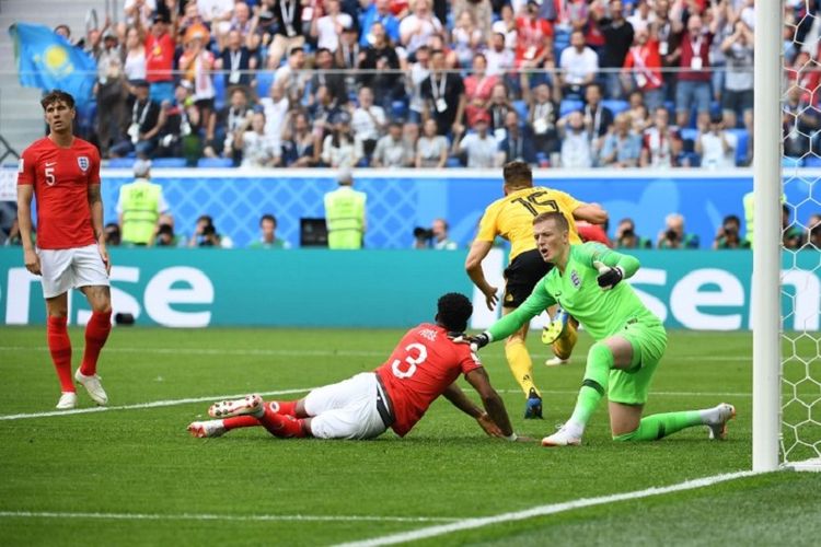 John Stones, Danny Rose, dan Jordan Pickford tak kuasa menahan tembakan Thomas Meunier dalam laga Belgia vs Inggris pada perebutan posisi ketiga Piala Dunia 2018 di St. Petersburg, 14 Juli 2018. 