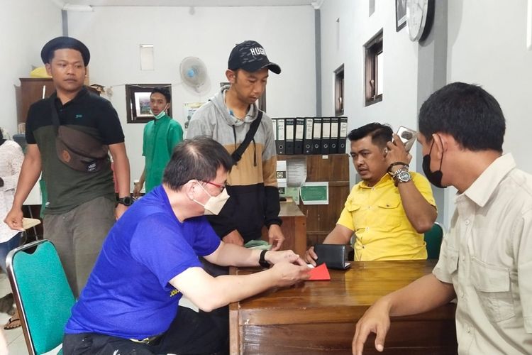 Keluarga korban tewas di Tumpak Sewu mengurus administrasi pemulasaraan korban, Rabu (10/5/2023)
