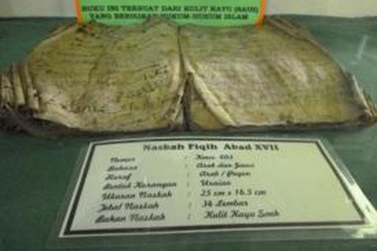 Juru Pelihara Situs Candi Cangkuang, Suhardi, menunjukkan Mushaf Al Quran kuno abad ke 17 peninggalan Arief Muhammad. Kitab tersebut ditulis diatas kertas dari kulit pohon Saeh. 
