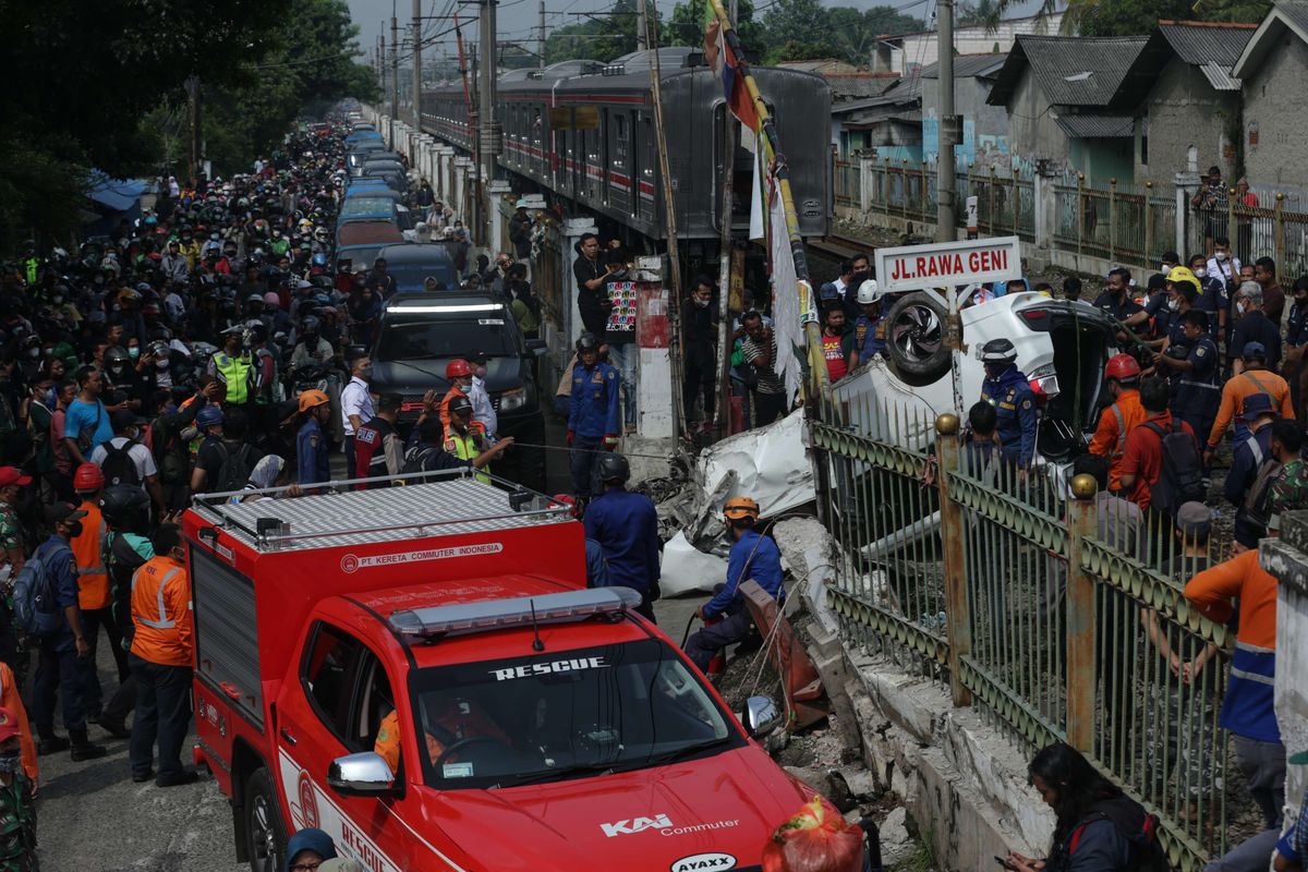 Kemacetan lalu lintas terjadi di Jalan Raya Citayam saat evakuasi mobil Mobilio
dengan nomor polisi B 1563 NYZ yang tertabrak KRL Commuter Line di Depok, Jawa Barat, Rabu (20/4/2022). Akibat kejadian ini jadwal KRL dari Depok menuju Jakarta terganggu.