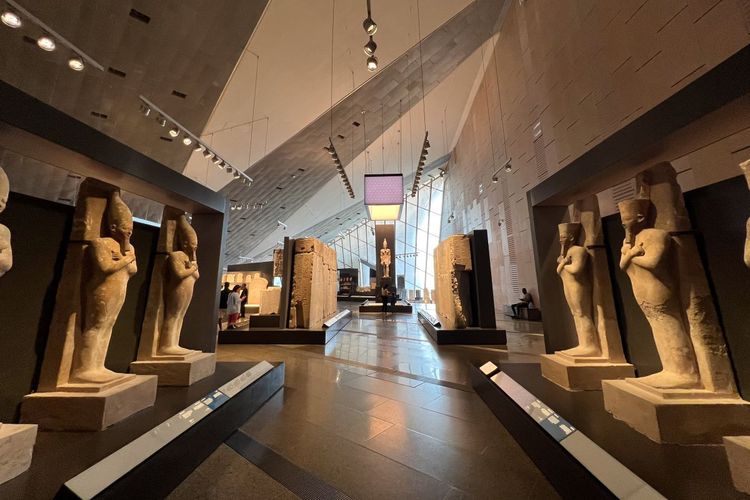 Koleksi museum arkeologi Grand Egyptian Museum, Giza, Mesir.