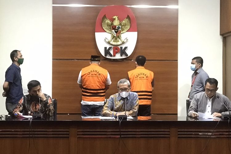 Wakil Ketua KPK Alexander Marwata dalam konferensi pers penetapan tersangka kasus dugaan korupsi pembangunan SMKN 7 Tangerang Selatan di Gedung Merah Putih KPK, Jakarta, Selasa (26/4/2022).