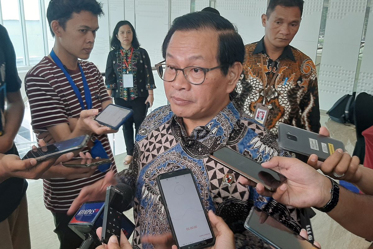 Sekretaris Kabinet Pramono Anung memberi keterangan kepada pers saat ditemui di kawasan Kuningan, Jakarta, Rabu (4/3/2020).