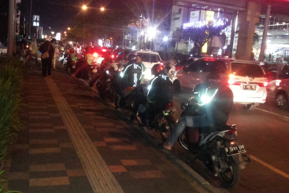 Para pengemudi ojek online yang terpantau sedang menunggu penumpang atau ngetem di sepanjang pinggir Jalan Margonda, tepatnya di depan mal Margo City pada Kamis (30/3/2017) malam.