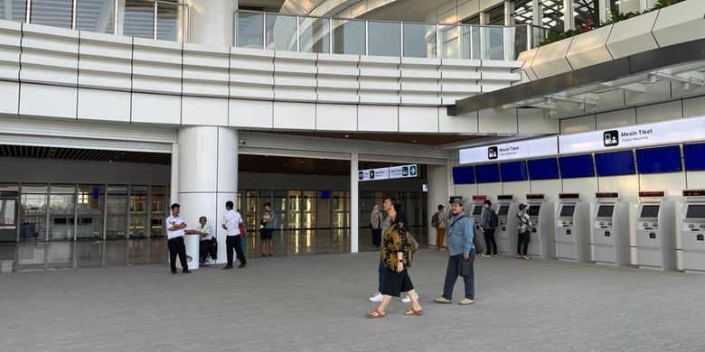 Kondisi Stasiun Kereta Cepat Jakarta-Bandung (KCJB) di Stasiun Tegalluar, Kabupaten Bandung, Jawa Barat, sesaat sebelum pemberangkatan pada Selasa (31/10/2023)