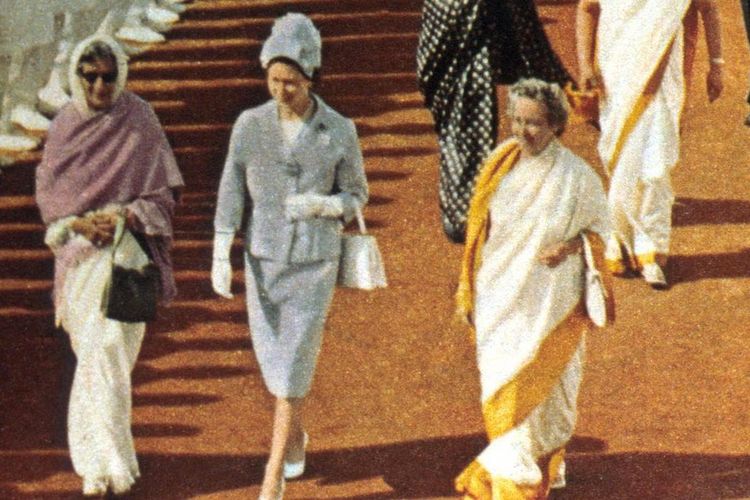 Ratu Elizabeth II (kedua dari kiri) di India, 1961.