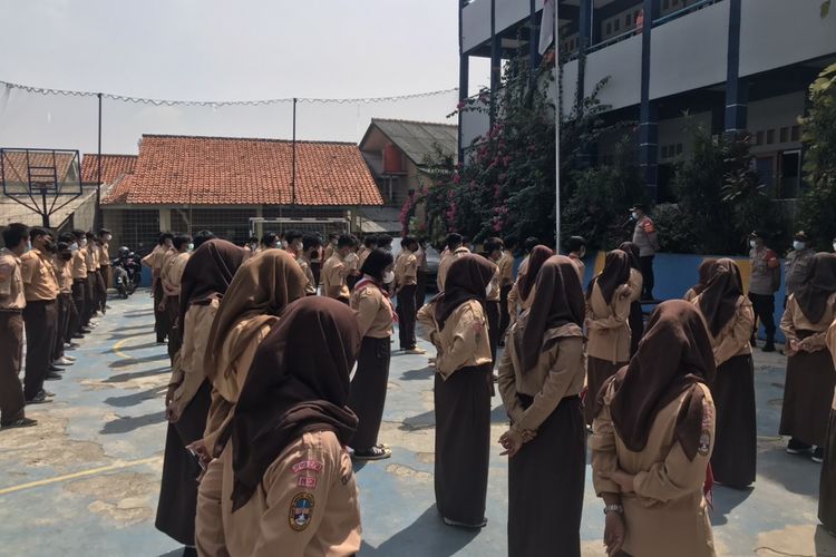 Kapolsek Jagakarsa, Kompol Endang Sukmawijaya memberikan sosialisasi pencegahan tawuran kepada pelajar SMK PGRI 23 Srengseng Sawah, Jagakarsa, Jakarta Selatan pada Rabu (6/10/2021) pagi.