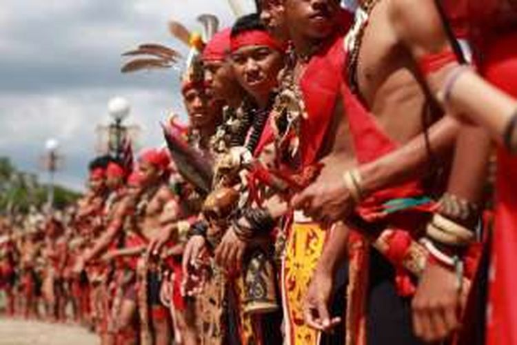 Peserta Pekan Gawai Dayak ke XXXI di Pontianak, Kalimantan Barat, mengenakan pakaian adat dayak, Jumat (20/5/2016).  Upacara tahunan yang mengadopsi ritual ungkapan syukur masyarakat atas hasil panen ini, dikemas dengan beragam rangkaian kegiatan budaya dan kesenian tradisional. 