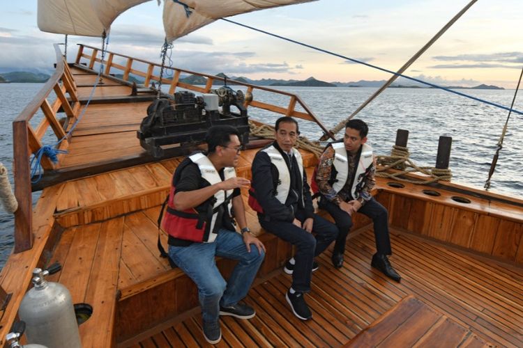 Presiden Joko Widodo tengah berbincang dengan pemilik kapal beserta Staf Khusus Belva Devara di atas Kapal Pinisi di Labuan Bajo, Manggarai Barat, Nusa Tenggara Timur, Minggu (19/1/2020).