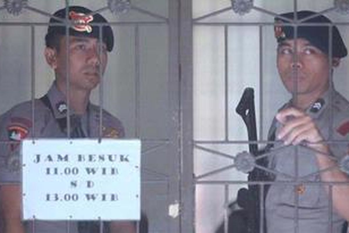 Personel Brimob bersenjata lengkap berjaga di depan pintu  Ruang Perawatan Tahanan Rumah Sakit Pusat Kepolisian RS Soekanto (Polri), Kramat Jati, Jakarta Timur, tempat tersangka pembunuh bos Sanex Stell, John Kei, dirawat, Selasa (21/2/2012). 