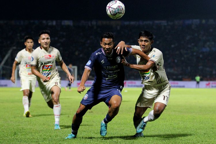 Pemain Arema FC Dendi Santoso dijaga ketat pemain Persija Jakarta Firza Andhika saat pertandingan pekan 7 Liga 1 2022-2023 yang berakhir dengan skor 0-1 di Stadion Kanjuruhan Kepanjen, Kabupaten Malang, Minggu (28/8/2022) malam.