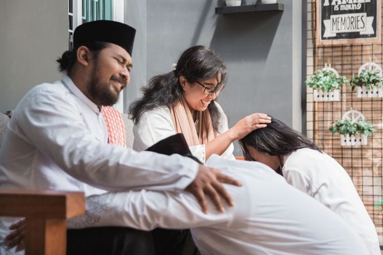 Ilustrasi anak sungkem kepada orang tua saat Idul Fitri. Simak contoh ucapan selamat Hari Raya Idul Fitri dalam Bahasa Jawa Ngoko dan Krama lengkap dengan artinya.
