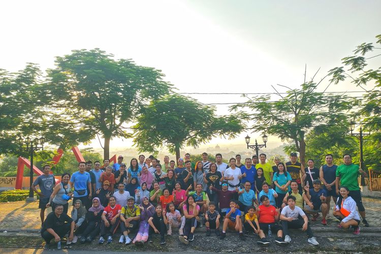 Komunitas Urban Hiking Semarang berfoto bersama setelah melakukan perjalanan di daerah Jalan Wilis Kota Semarang, Minggu (12/5/2024).