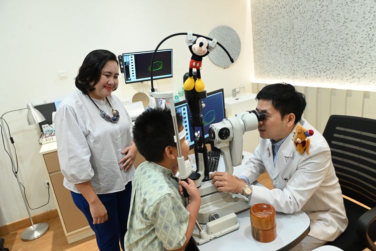 Ilustrasi pemeriksaan mata anak di Vio Optical Clinic.