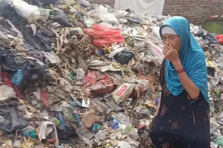 Gunungan Sampah Tutup Jalan di Cirebon Selama 4 Bulan, Warga Tersiksa Bau dan Belatung