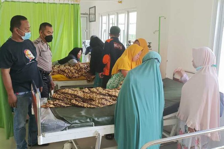Empat orang anak ditemukan tewas dalam kondisi sudah mengapung di salah satu kolam pancing di Desa Tinjoman, Kecamatan Padang Sidempuan Hutaimbaru, Kota Padang Sidempuan, Minggu (3/4/2022) siang. Keempat korban saat dibawa ke Rumah Sakit TNI AD di Kota Padang Sidempuan.