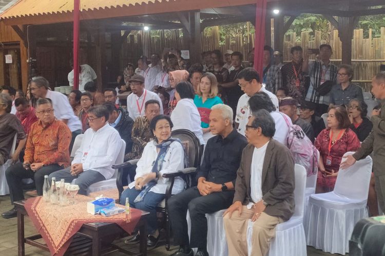 Ketua Umum PDI-P Megawati Soekarnoputri berbincang dengan bacapres PDI-P Ganjar Pranowo saat menghadiri acara peresmian patung Bung Karno di Omah Petroek, Sleman, DIY, Rabu (23/8/2023).