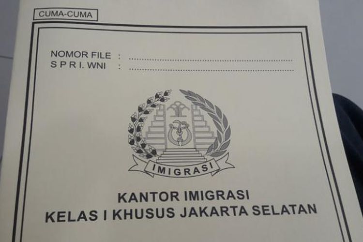 Mengurus paspor di Kantor Imigrasi Kelas 1 Khusus Jakarta Selatan, Senin (24/10/2016). 
