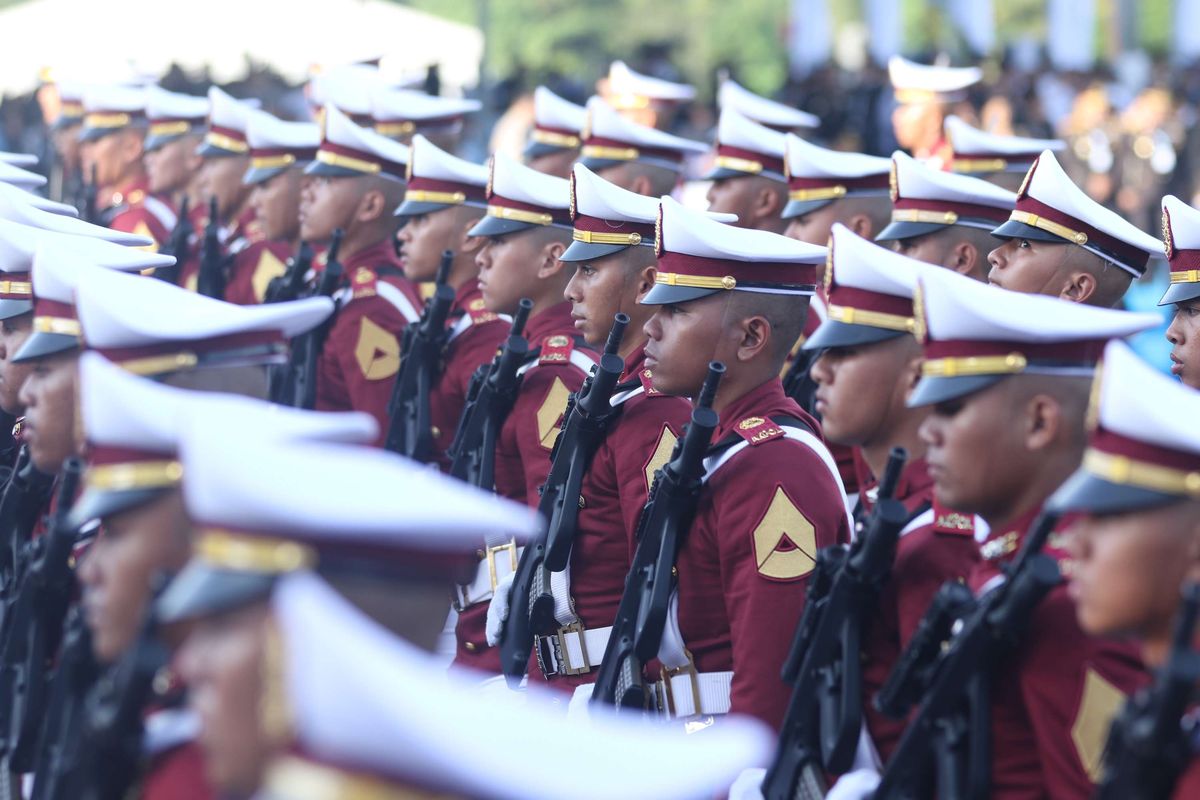 Defile kepolisian dan elemen masyarakat dalam acara HUT ke-79 Bhayangkara di Silang Monas, Jakarta Pusat, Selasa (1/7/2025). Tema besar tahun ini mengusung slogan polri untuk masyarakat.
