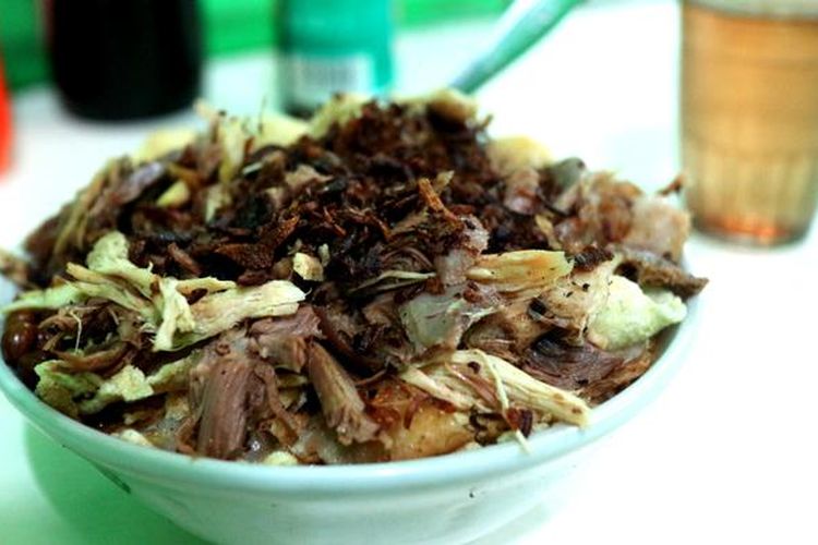 Bubur Ayam Dengan Suwiran Menggunung Di Rawa Belong