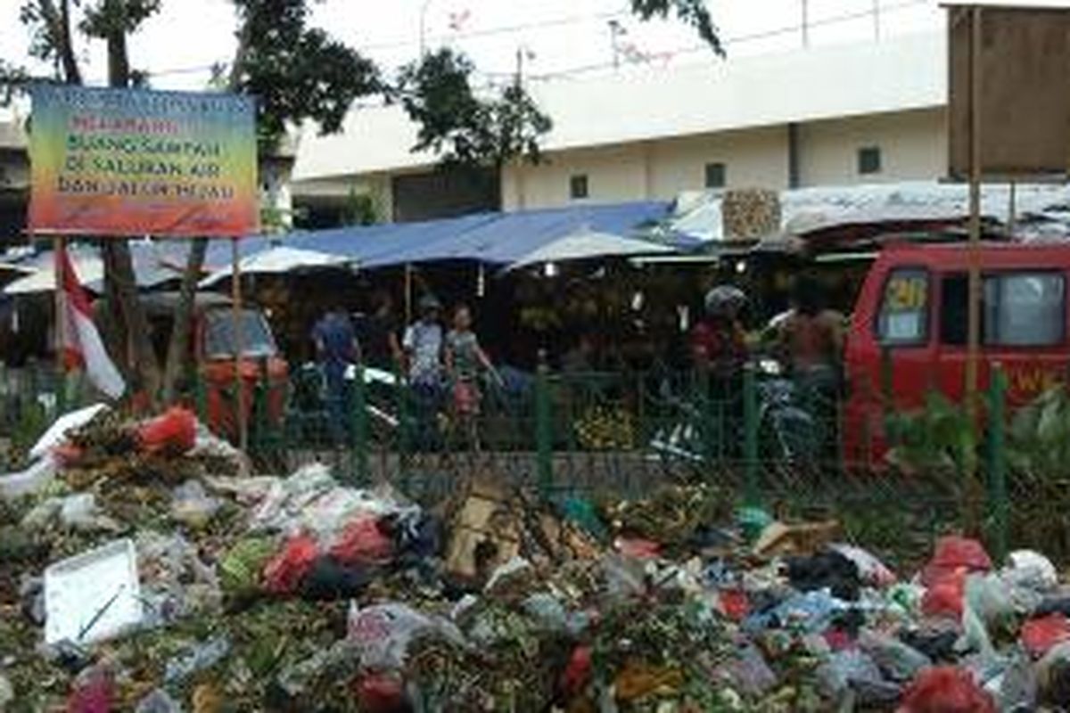 Tumpukan sampah di Pasar Klender, Jakarta Timur telah mengganggu kenyaman pengguna jalan dan pengunjung pasar.
