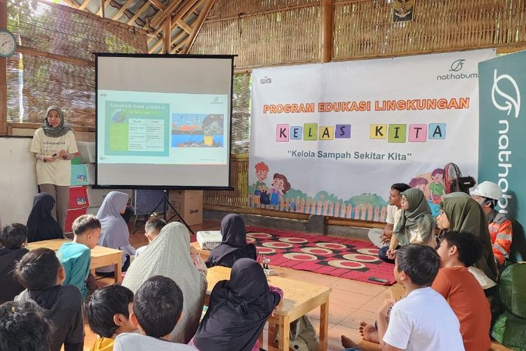 Kelas Kita, program edukasi pengenalan sampah dan pengelolaannya di Sekolah SAI Cibinong yang digelar PT Solusi Bangun Indonesia (Persero) Tbk, Kamis (10/1/2024).