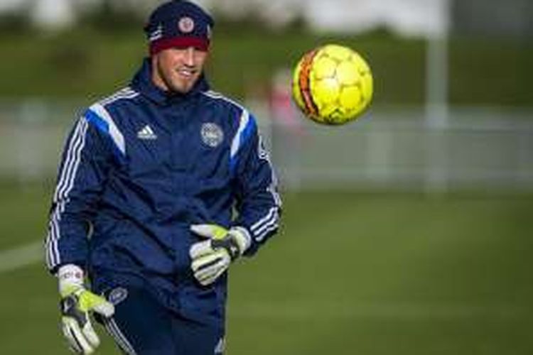 Kasper Schmeichel menjalani sesi latihan bersama tim nasional Denmark pada jeda internasional, Oktober 2015. 