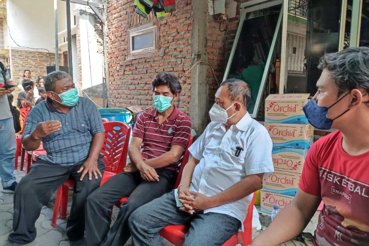 Wakil Wali Kota Surabaya Armuji saat mengunjungi rumah duka Muhammad Rafli Akbar (16), warga Bulak Banteng, Surabaya, tewas akibat dikeroyok oleh tiga remaja yang mengaku tersinggung dengan sikap korban.