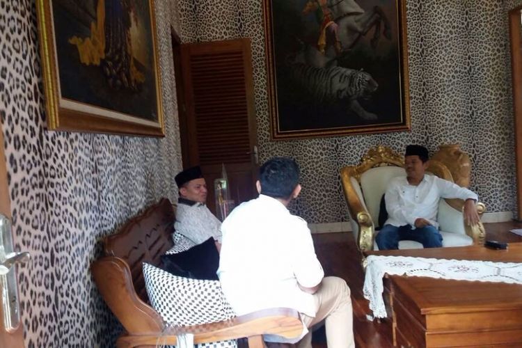 Ketua DPD Partai Gerindra Jawa Barat, Mulyadi saat berbincang dengan bupati Purwakarta Dedi Mulyadi di rumah dinasnya di Purwakarta, Selasa (15/6/2017).
