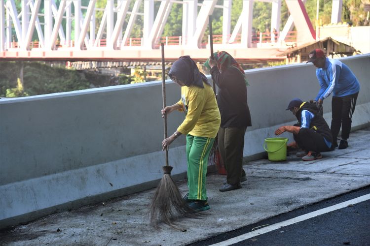 Wakil Bupati Lumajang bersama relawan membersihkan sampah di kawasan Jembatan Gladak Perak pada Kamis (27/4/2023).
