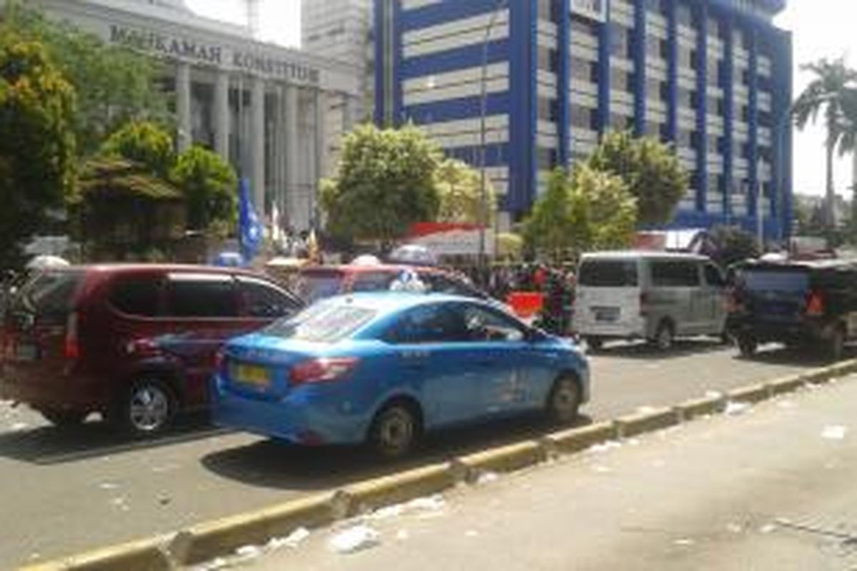 Setelah massa pendukung Prabowo-Hatta membubarkan diri, Jalan Medan Merdeka Barat, Jakarta Pusat, kembali dibuka, Rabu (6/8/2014).