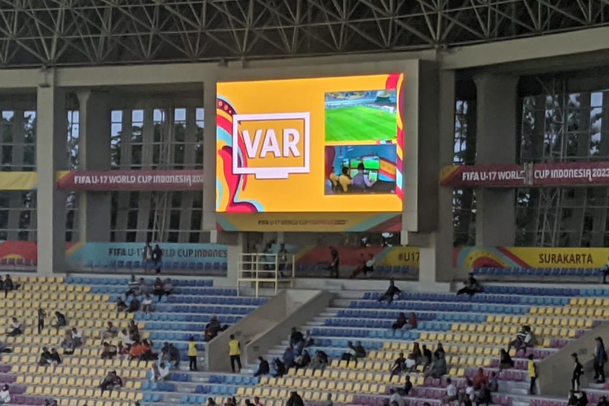 Papan skor di Stadion Manahan menunjukkan informasi Video Assistant Referee (VAR) dalam laga Mali vs Uzbekistan pada matchday pertama Grup B Piala Dunia U17 2023, Jumat (10/11/2023). Ini menjadi kali pertama teknologi VAR digunakan di Indonesia.