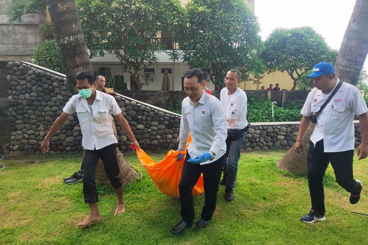 Petugas mengevakuasi jenazah WN Kanada yang terjatuh dari rooftop villa di Desa Nyuhtebel, Kecamatan Manggis, Kabupaten Karangasem, Provinsi Bali, Senin (11/12/2023). 