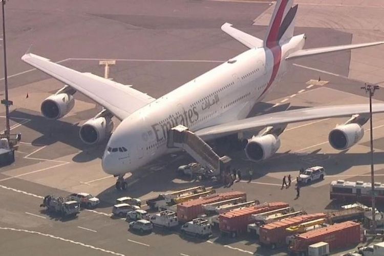 Pesawat Airbus A380 milik maskapai Emirates yang mendarat di Bandara JFK, New York.