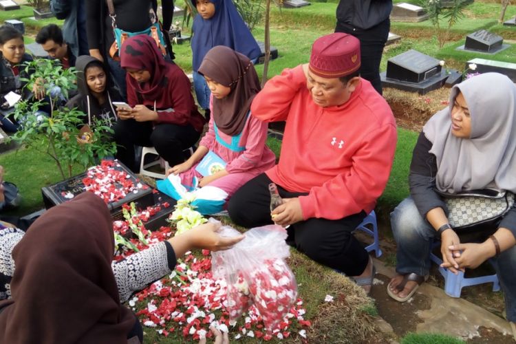 Keluarga dan penggemar berziarah ke makam Olga Syahputra di TPU Malaka, Pondok Kelapa, Jakarta Timur, Minggu (14/5/2017).