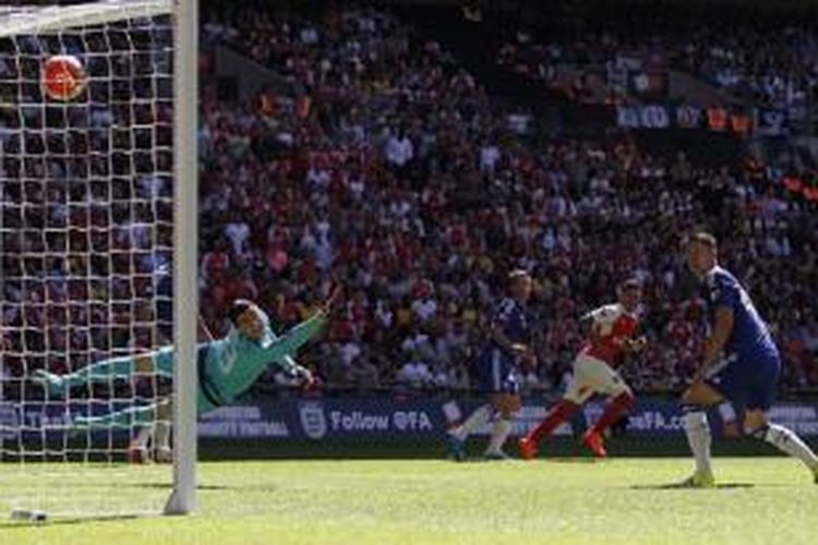 Bola tendangan Alex Oxlade-Chamberlain bersarang ke gawang Chelsea pada laga Community Shield 2015. Arsenal menang 1-0 atas Chelsea di Stadion Wembley, London, Minggu (2/8/2015).