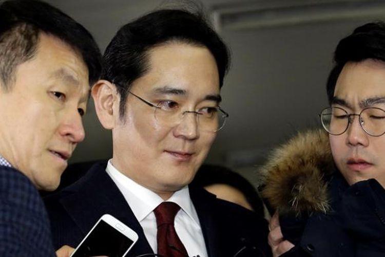 Lee Jae-yong (tengah), wakil direktur sekaligus putra pendiri Samsung Electronics.