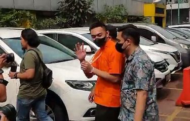 Mario Dandy Satrio melambaikan tangan saat aka diperiksa kesehatannya sebelum diserahkan ke kejaksaan, Jumat (26/5/2023).